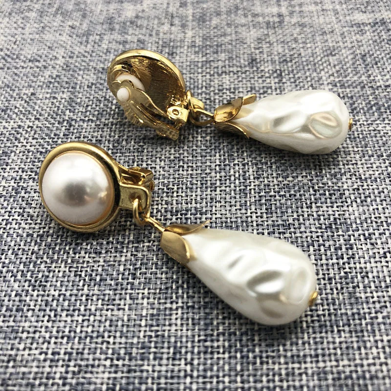 393 Short Pearl Ear Clip