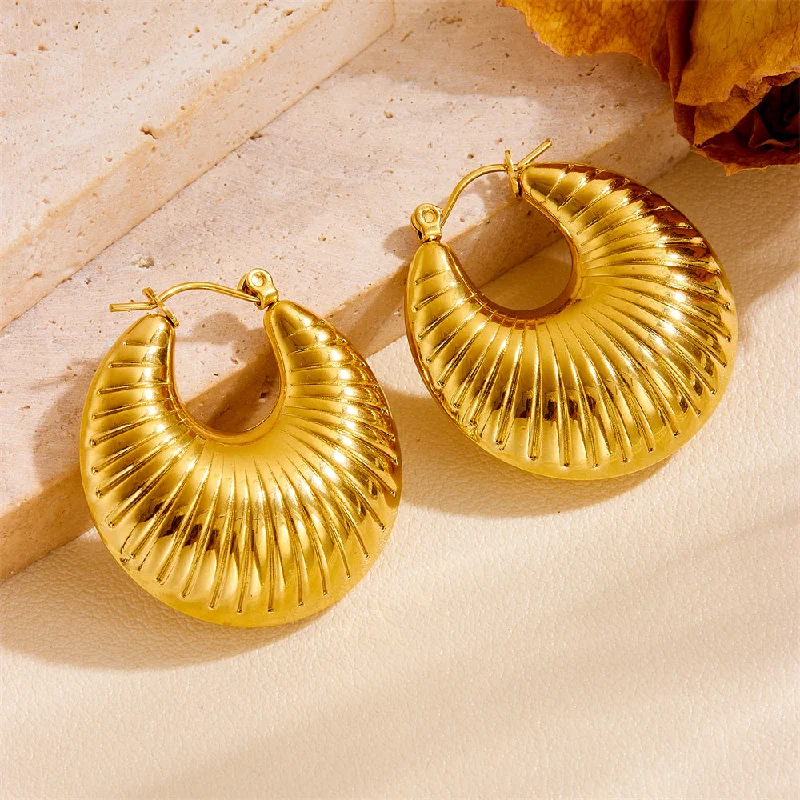 Short Stout Croissant Earrings Gold