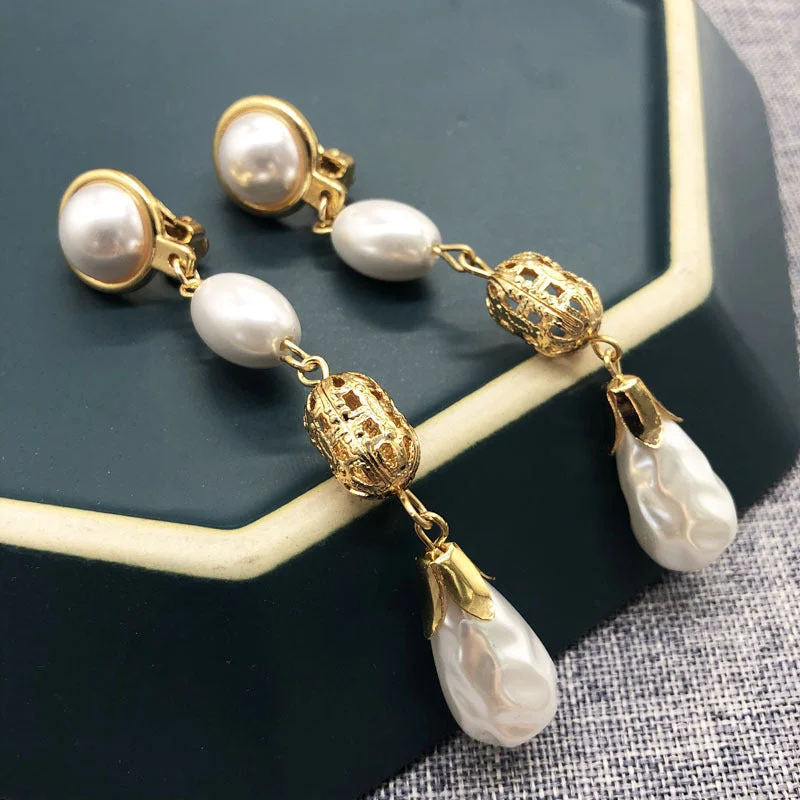 395 Long Pearl Ear Clip