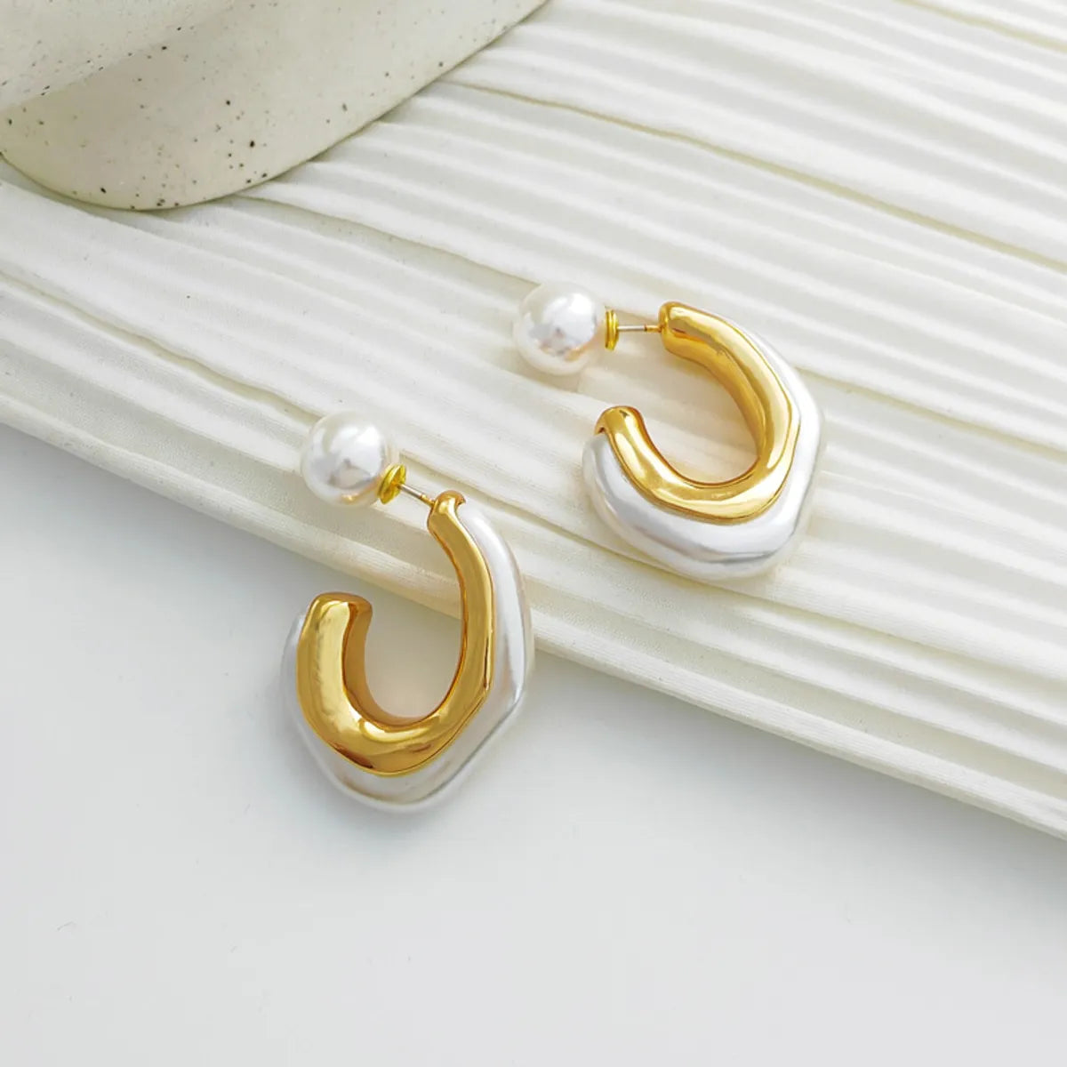 Cultural charm earrings -1 Pair Fashion Geometric Copper Plating Artificial Pearls Ear Studs